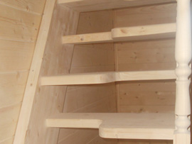 лестница  из дерева с гусиным маршем