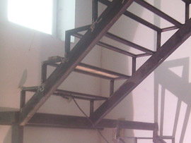 лестницы на металлическом каркасе на заказ