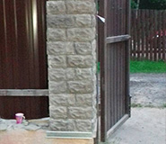 облицовка столбов забора плиткой под камень