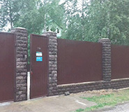 облицовка столбов и основания забора плиткой под камень