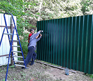 забор из металлопрофиля на участке